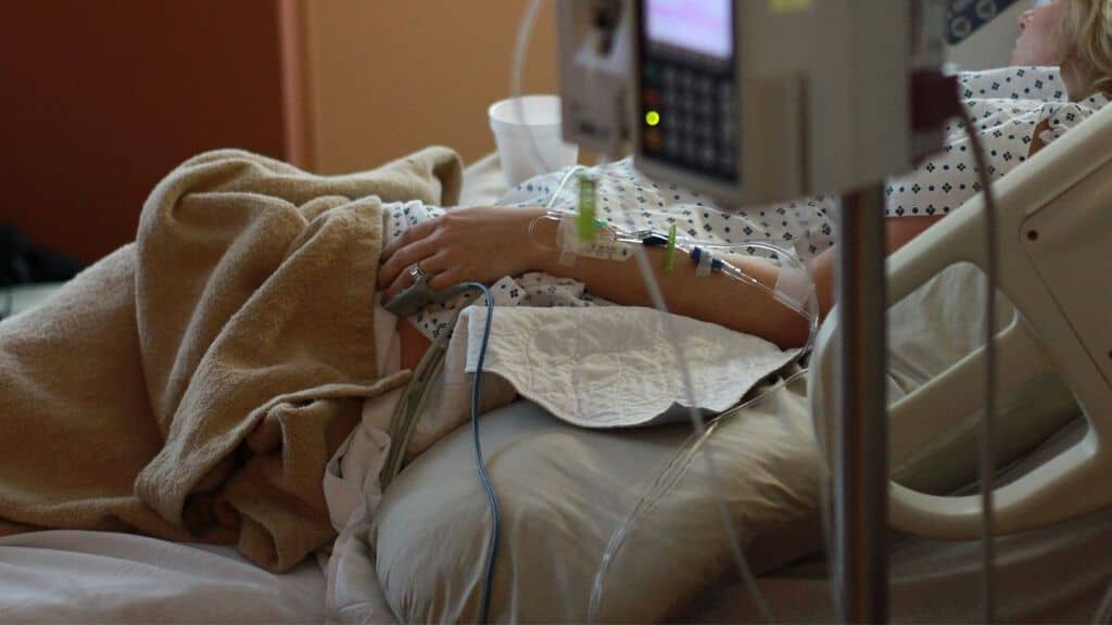 donna nel letto di ospedale
