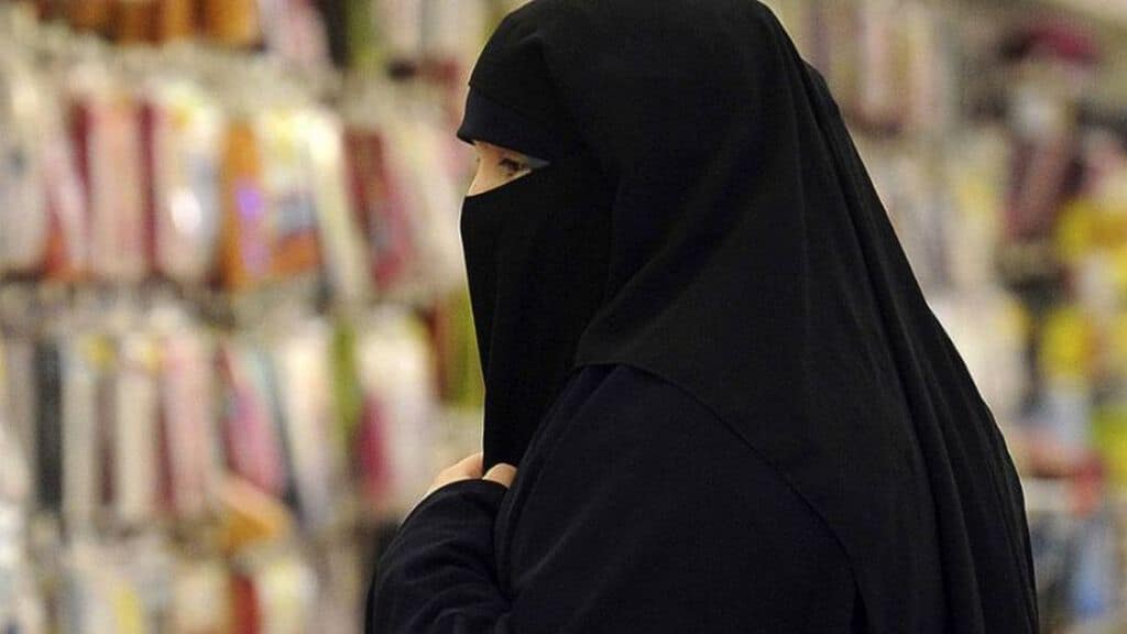 donna con niqab di profilo