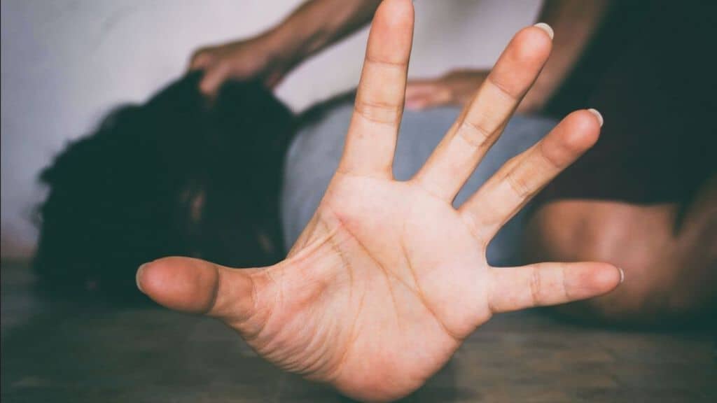 donna violentata per terra