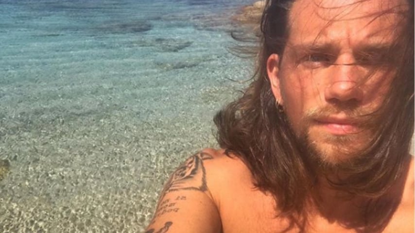 enrico nigiotti in un selfie al mare