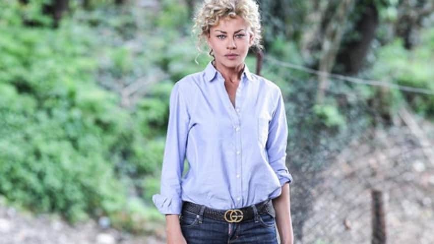 eva grimaldi in camicia e jeans