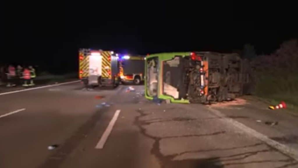 autobus ribaltato sull'autostrada