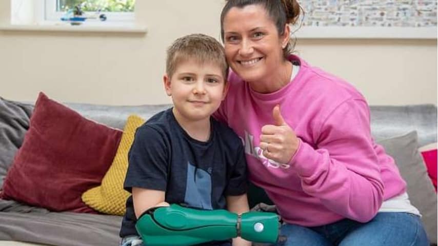 Il più piccolo bambino al mondo ad avere un braccio bionico: Freddie Cook