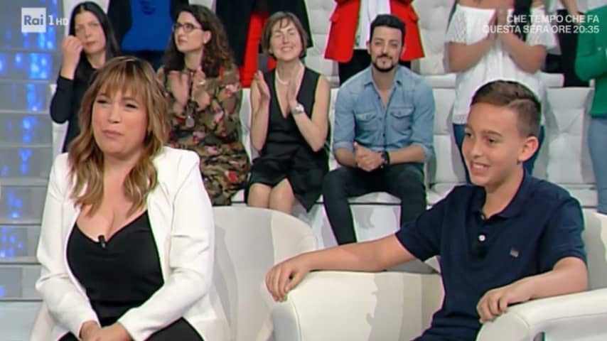 gabriele sabani seduto vicino alla mamma nello studio di mara venier