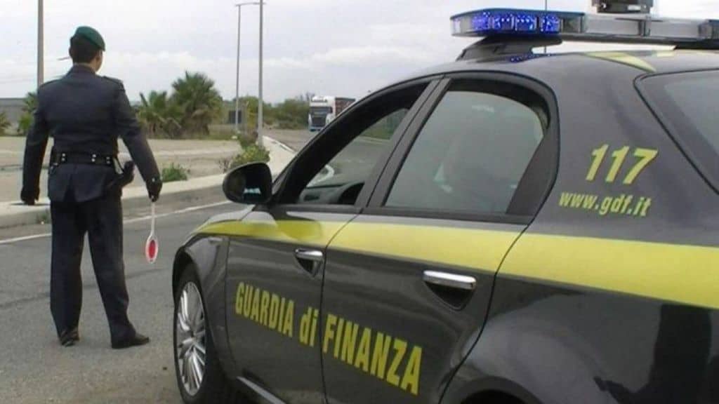 macchina della guardia di finanza