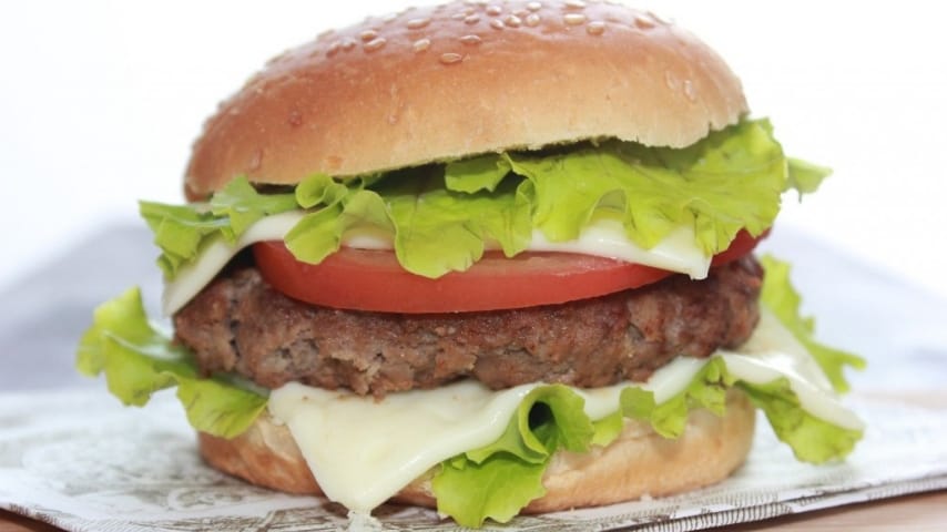 hamburger con pomodoro, insalata e formaggio