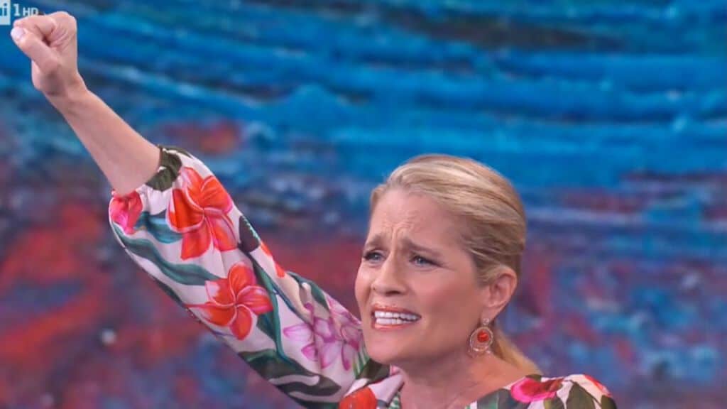 heather parisi con il pugno chiuso alzato