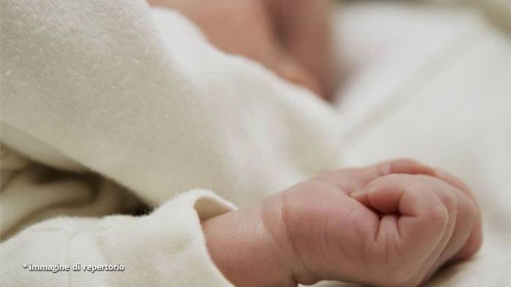 mano neonato culla