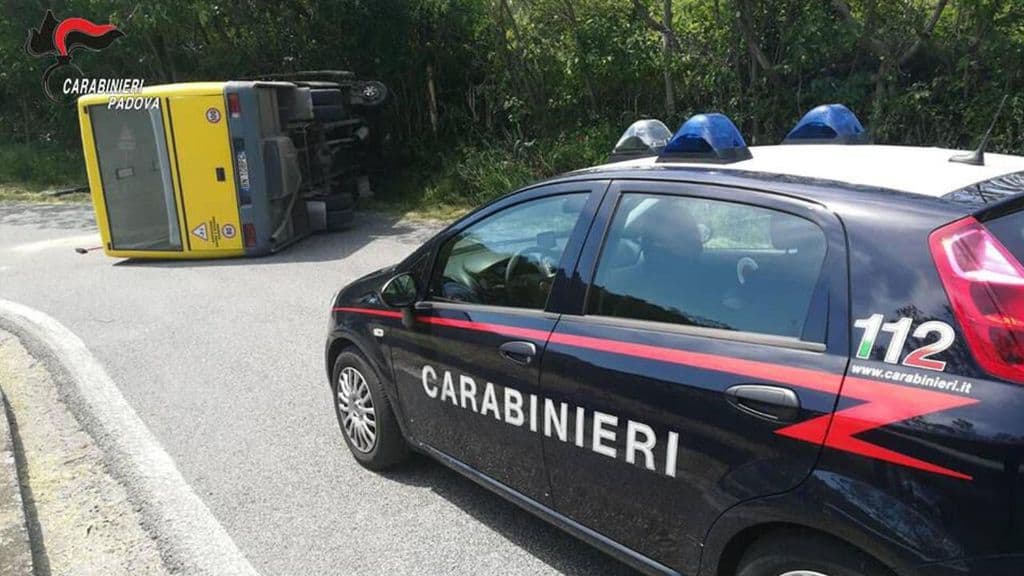 auto dei carabinieri e scuolabus ribaltato