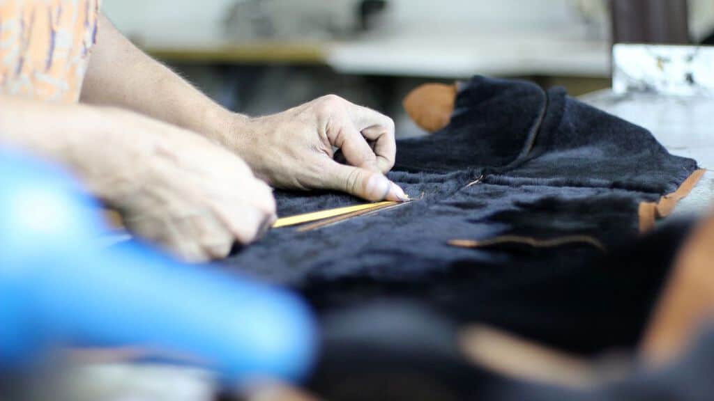 mani lavoratore con tessuto