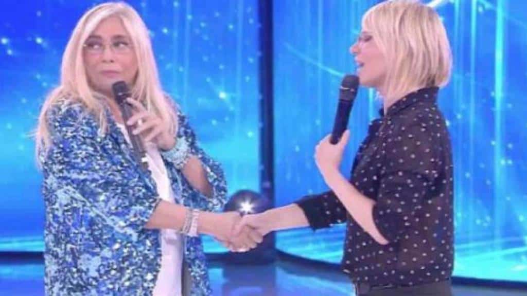 maria de filippi stringe la mano a mara venier