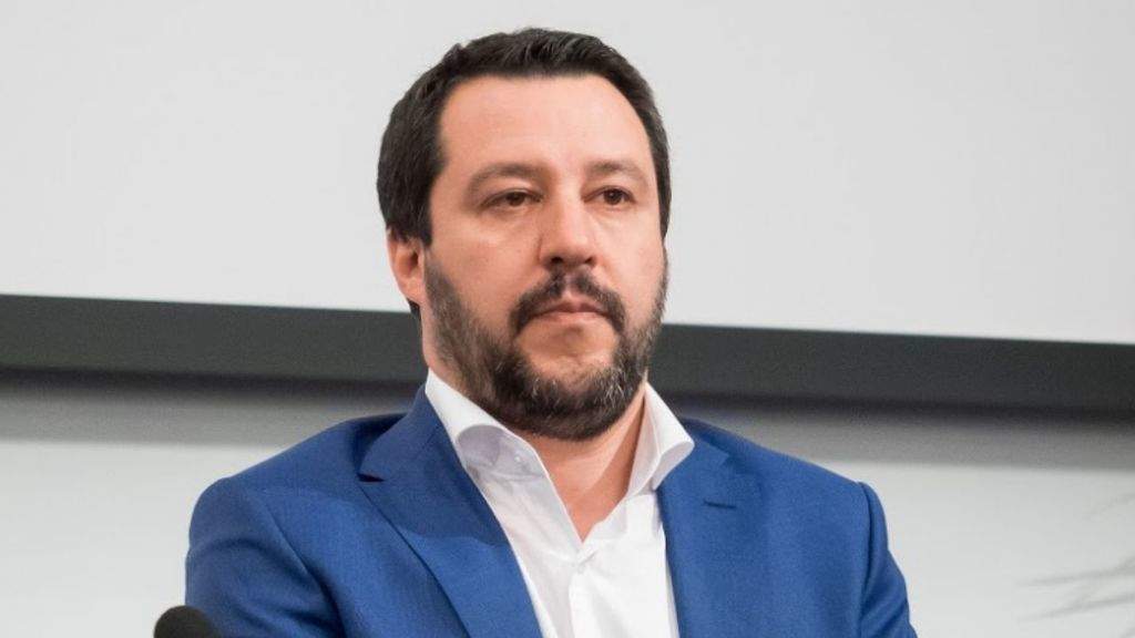 mezzo busto di salvini durante una conferenza