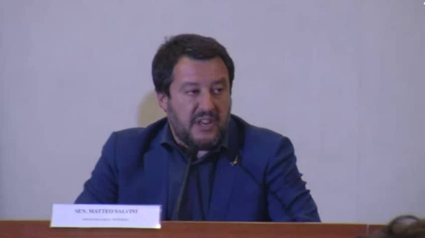 Cannabis, Salvini minaccia: "Chiuderemo tutti i negozi"