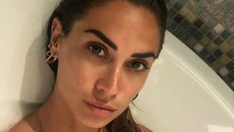 Melissa Satta Gli Scatti Hot Al Mare Incantano Ma Il Tempo Non Clemente