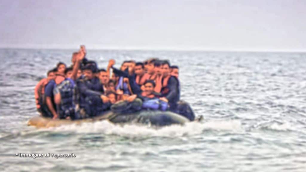 migranti su gommone in mare