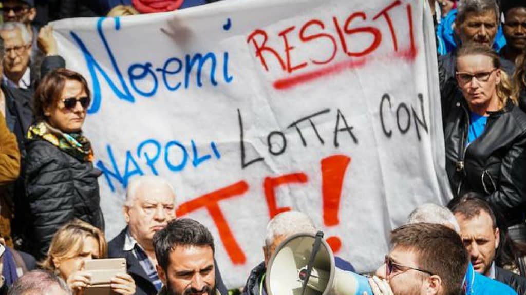 striscione per noemi a napoli