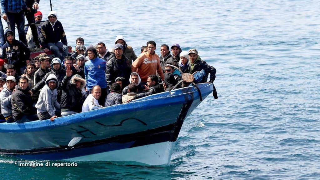 barcone di migranti nel mediterraneo