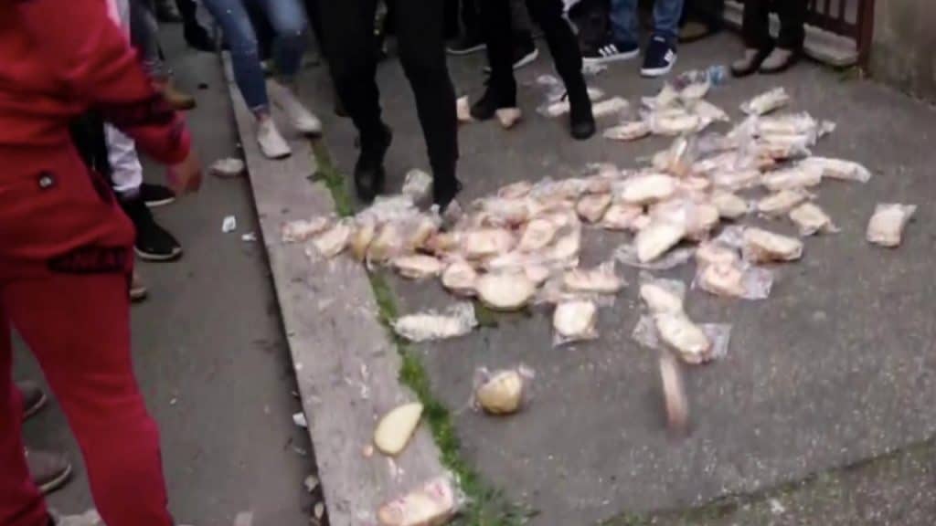 Il pane gettato a terra a Torre Maura