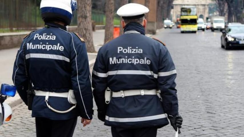 Lettere gettate nell'immondizia e non consegnate: scandalo a Napoli