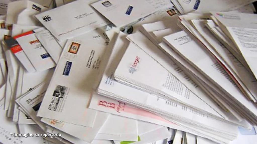 Lettere gettate nell'immondizia e non consegnate: scandalo a Napoli