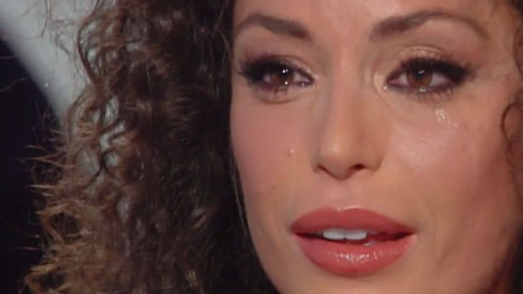 primissimo piano di raffaella fico in lacrime