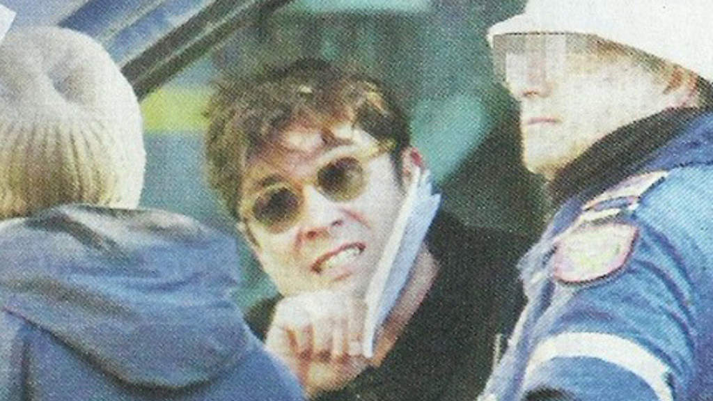 riccardo scamarcio mentre dal finestrino del suo suv litiga con un ciclista di spalle