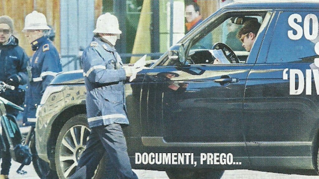 riccardo scamarcio mentre dal finestrino del suo suv litiga con un ciclista di spalle
