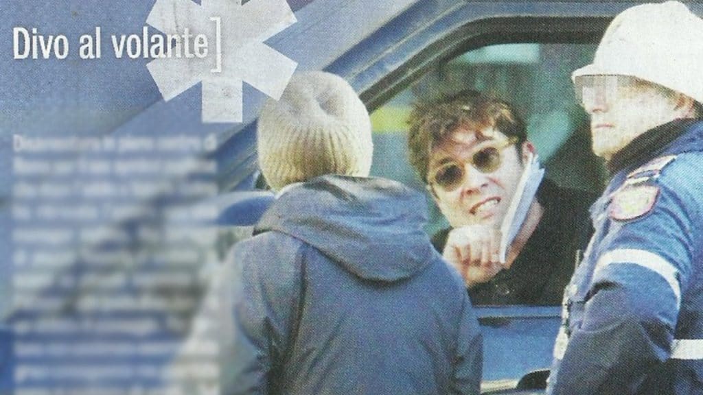 riccardo scamarcio mentre dal finestrino del suo suv litiga con un ciclista di spalle