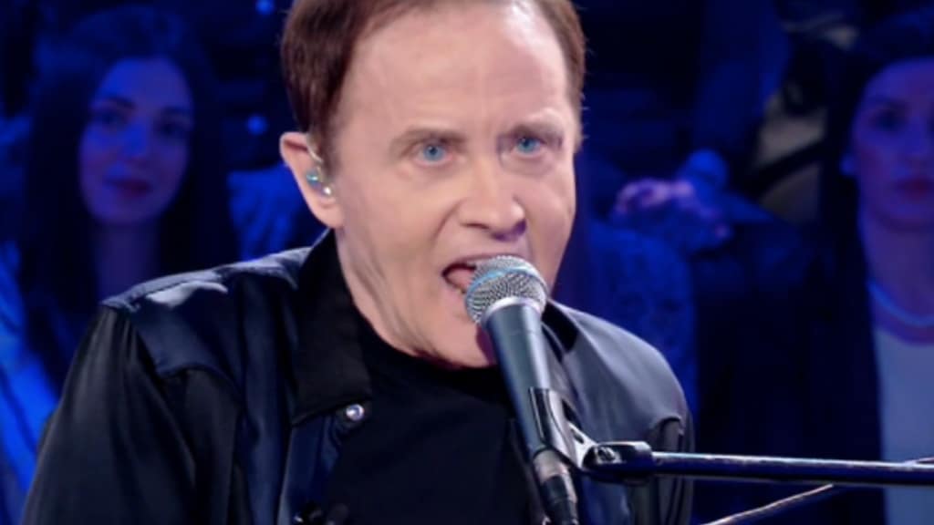 Roby Facchinetti si esibisce a Verissimo