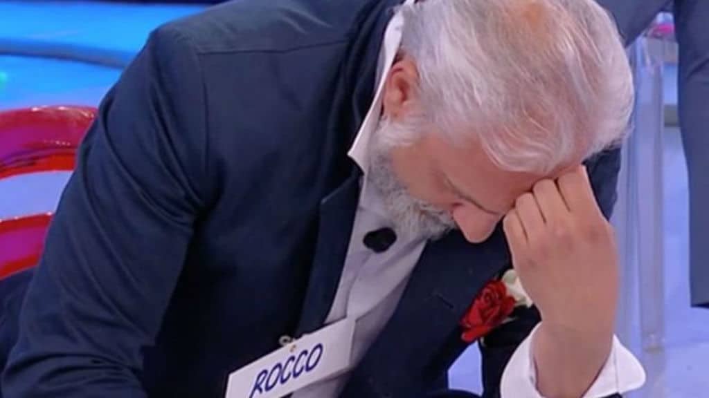 Rocco Fredella a capo chino seduto nello studio di Uomini e Donne