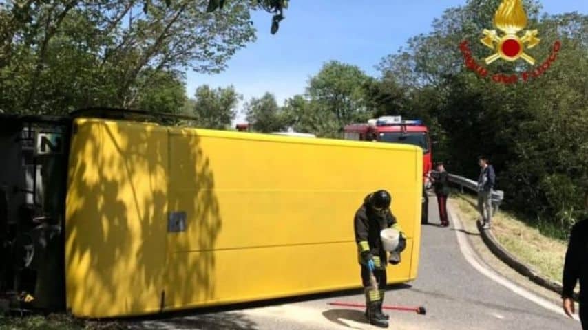 Lo scuolabus ribaltato. Foto: Vigili del Fuoco