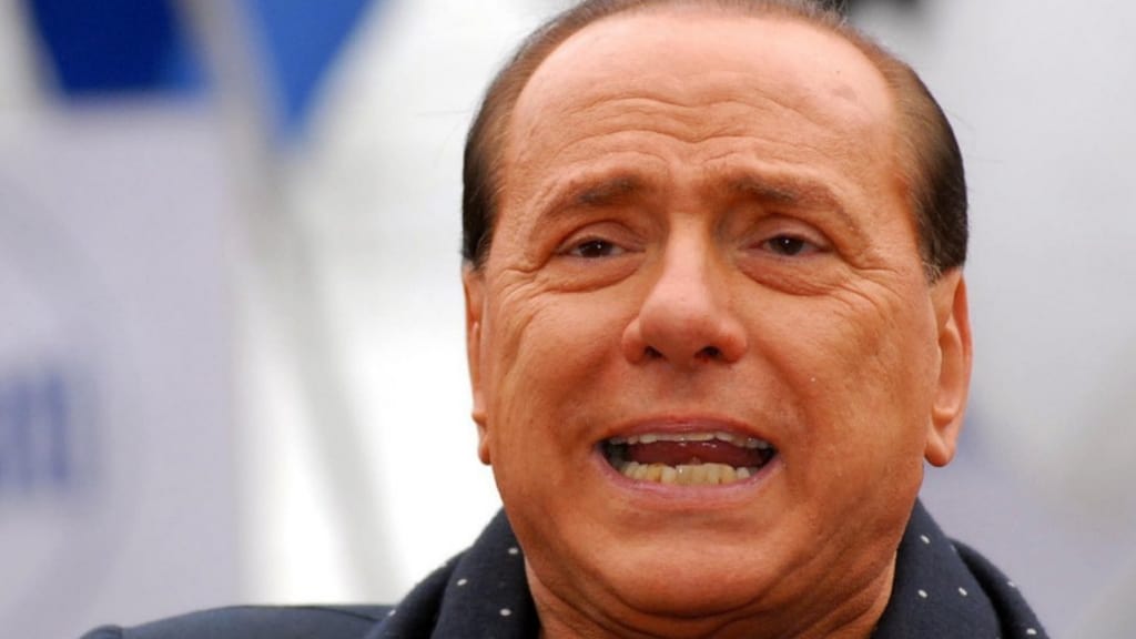 primo piano di silvio berlusconi