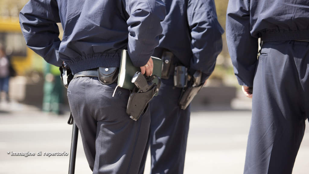 agenti di polizia con la pistola alla cinta