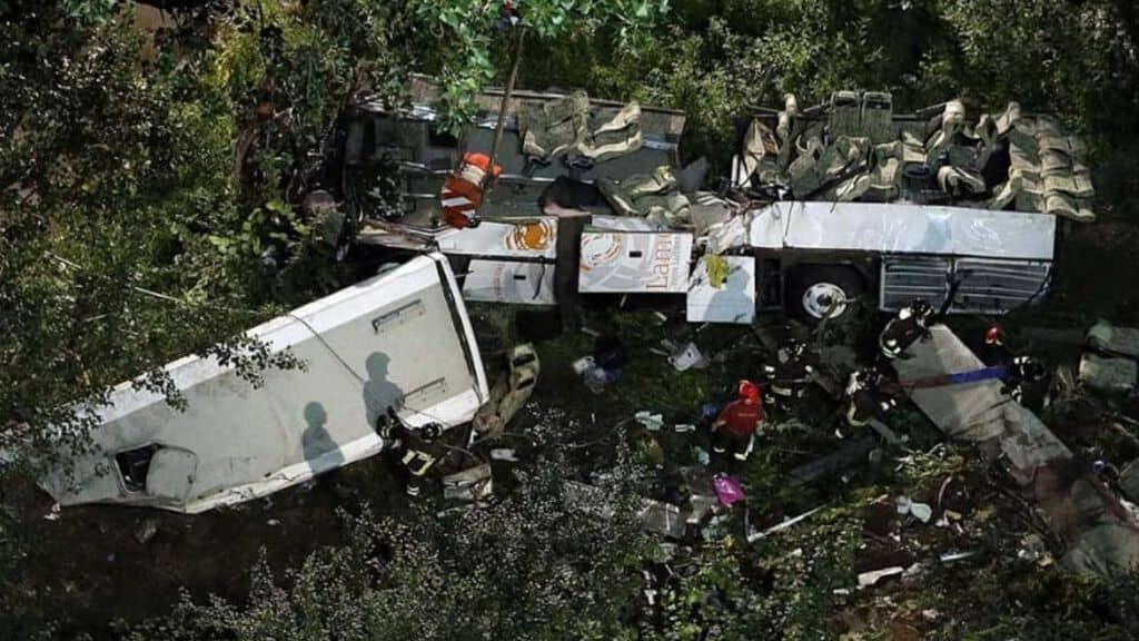 i resti dell'autobus della strage di avellino