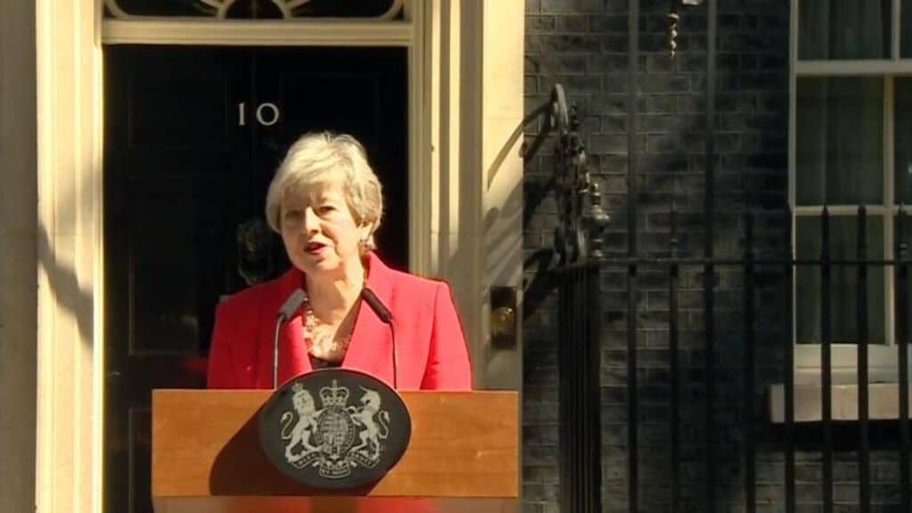 theresa may mentre annuncia le sue dimissioni