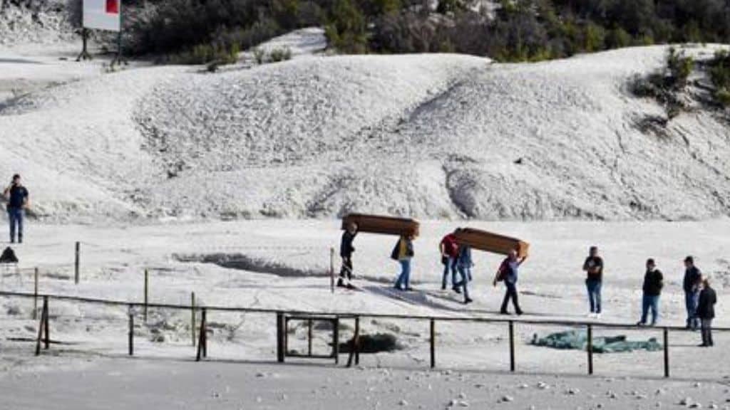 tragedia solfatara, i soccorritori portano via i corpi delle vittime nelle bare