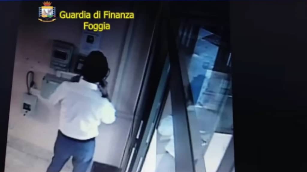 uomo timbra cartellino