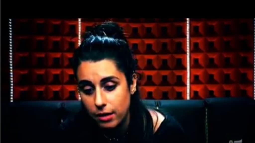 valentina vignali in primo piano del confessionale