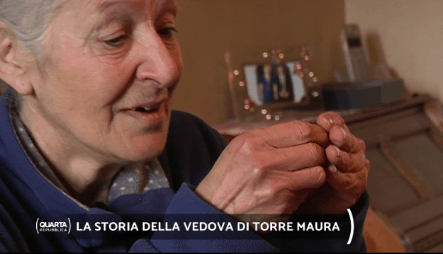 vedova di Torre Maura consegna fedi