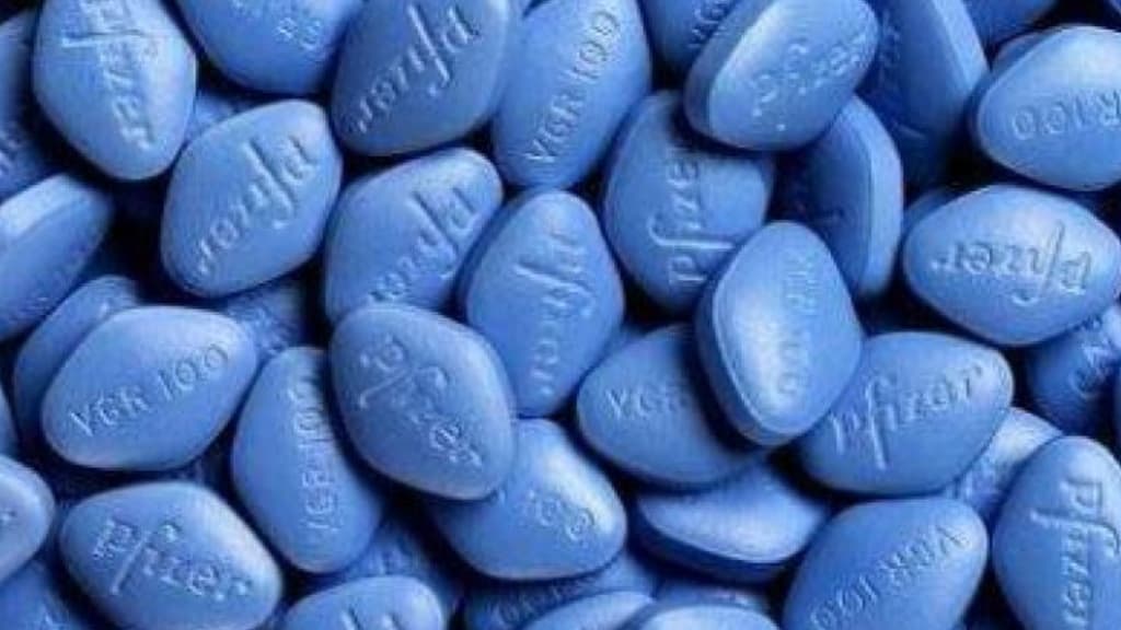 mucchio di pastiglie blu di viagra