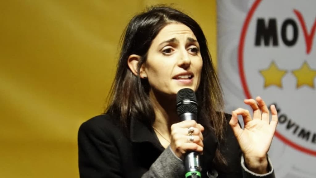 virginia raggi mentre parla ad un comizio