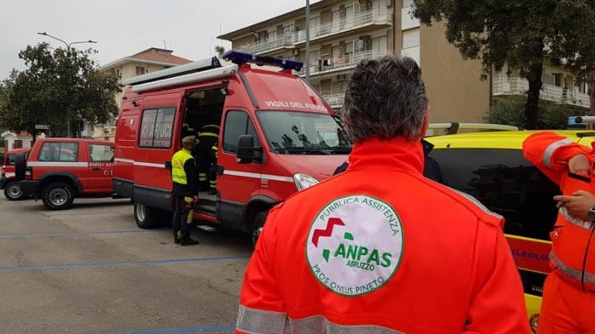 I volontari della Protezione civile a lavoro per cercare Roberto Sciarra. Immagine: Pros Onlus Pineto-Roseto/Facebook