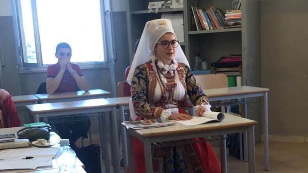 Anastasia in abito tradizionale di Ollolai durante la discussione della sua tesina