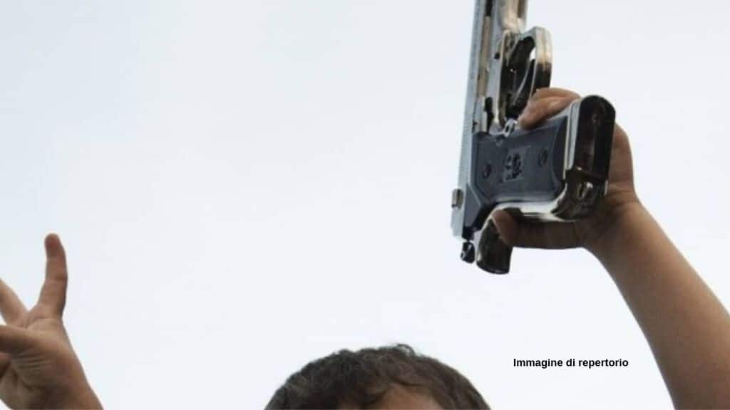 Bambino con pistola (Immagine di repertorio)