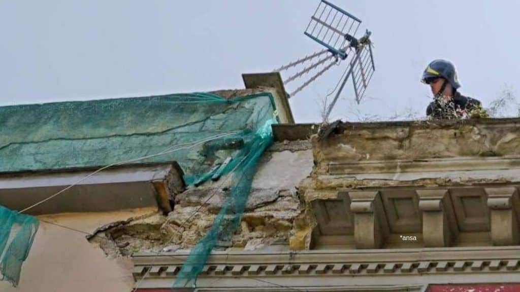 Cornicione crollato a Napoli