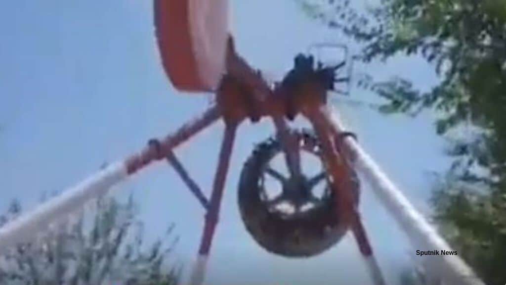 Il crollo della giostra nel luna park uzbeko (Cattura video Sputnik News)
