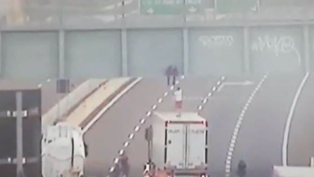 Il momento del salvataggio del ragazzo da parte del camionista Gabriel (Cattura telecamere di sorveglianza Tangenziale)