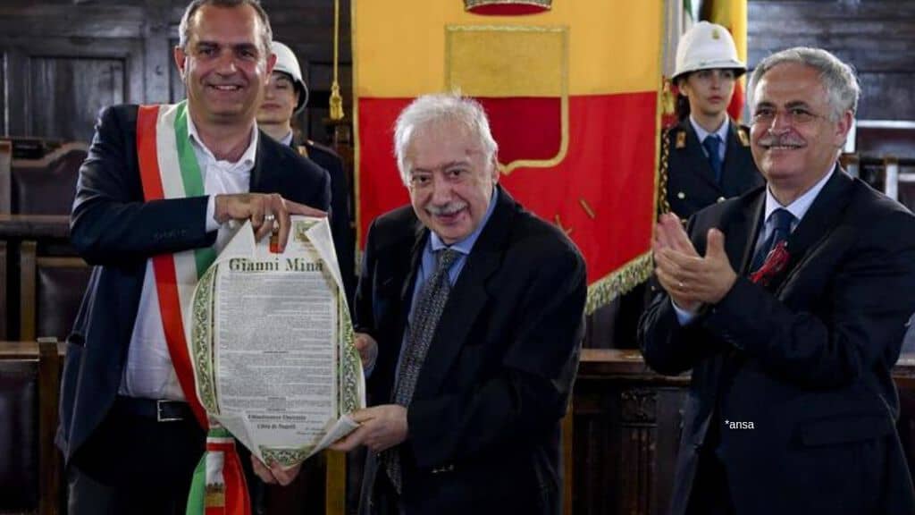 Il sindaco Luigi De Magistris, il giornalista Gianni Mina e assessore alla cultura di Napoli Nino Daniele