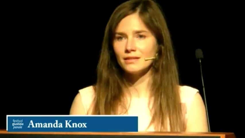 L'intervento di Amanda Knox tra le lacrime. Immagine: Festival Giustizia Penale 2019 - Modena/YouTube