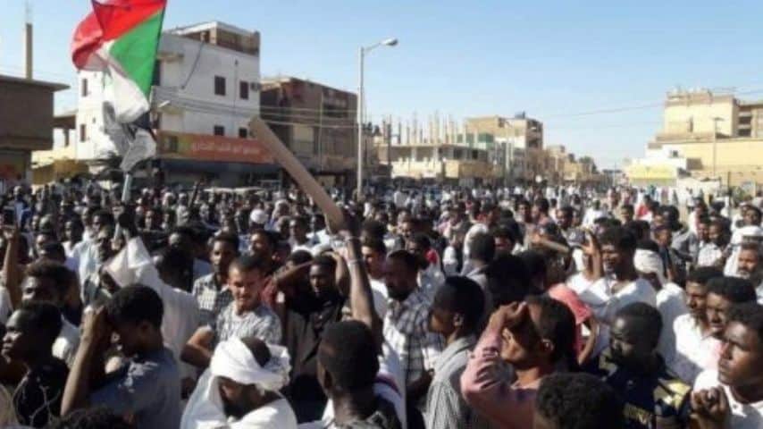 Manifestazioni di massa in Sudan. Immagine: Radio onda d'urto